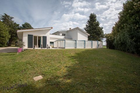 Dpt Isère (38), à vendre AUBERIVES SUR VAREZE maison P6 de 196,51 m² - Terrain de 11 827,00 m²