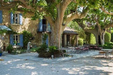 At the foot of the Luberon and near the most beautiful perched villages, authentic stone farmhouse dating from 1706. The set exploited in guest rooms and gites, offers approximately 600 m² of usable surface. On the ground floor: Reception room, livin...