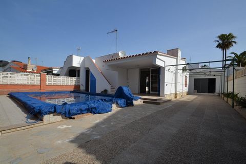 Eucaliptus is a small urbanization that is located directly on the beach and surrounded by the Ebro Delta Natural Park. The villa has 81m² built plus 25m² of storage space and 317m² of plot. It is distributed internally in hall, kitchen with living r...