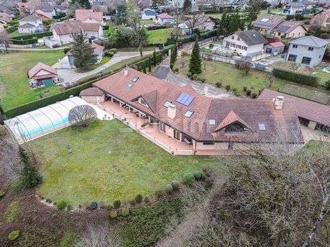 Réf. 835SR: Cessy, close to amenities, at the end of a cul-de-sac, you will be charmed by this 12-room detached house of 623m2 built in 1993 on 2 levels on a fenced and wooded plot of 4'500m2 with swimming pool. It comprises an entrance hall, a fitte...
