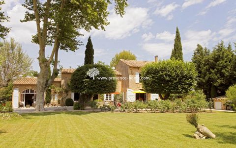 Provence Home, l’agence immobilière du Luberon, vous propose à la vente, ce magnifique Mas du 19ème siècle, d'une superficie habitable de 229 m², qui a été rénové avec authenticité. Il est situé en campagne, à la sortie de la ville de Cavaillon, offr...