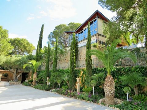 Immobilie und Lage Wir freuen uns zu den ganz wenigen zu gehören die Ihnen diese einzigartige Luxusvilla in einer privilegierten Lage nahe der mittelalterlichen Stadt Murcia anbieten können Diese fantastische Immobilie hat die perfekte Lage um die Pr...