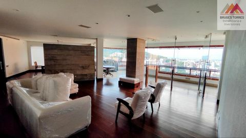 VENTA APARTAMENTO Bellavista 435 m² COP $ ... Hermoso y amplio apartamento, con una excelente distribución, remodelado completamente con materiales de excelente calidad, bellos acabados. El apartamento consta de 3 habitaciones con baño y vestier, sal...