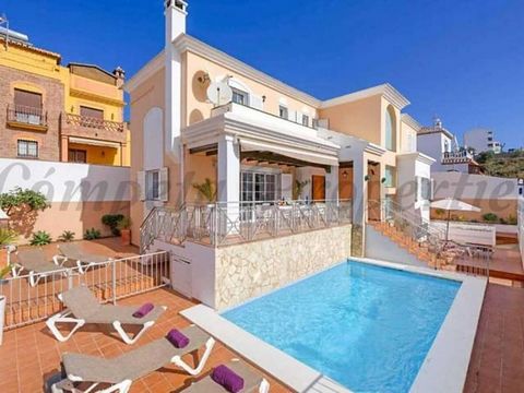 Este espacioso chalet independiente en Nerja ofrece la mezcla perfecta de confort y comodidad, situado a poca distancia de la playa y del centro de la ciudad. Con una superficie total de 346,37 m², esta encantadora casa se distribuye en tres niveles ...