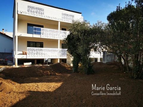 L'appartement et la résidence mettent la touche finale à la mise en beauté.. Bienvenue dans un havre de tranquillité au cœur de Nîmes ! Nichée à deux pas de la place Séverine, cette résidence prestigieuse offre un cadre de vie d'exception à ses résid...