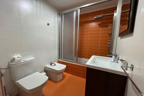 Dit smaakvol ingerichte appartement met 2 slaapkamers in het hart van Ourense biedt een comfortabel verblijf voor maximaal 4 gasten. Met 775 ft² aan goed verlichte ruimte is het appartement perfect voor degenen die op zoek zijn naar een ontspannende ...