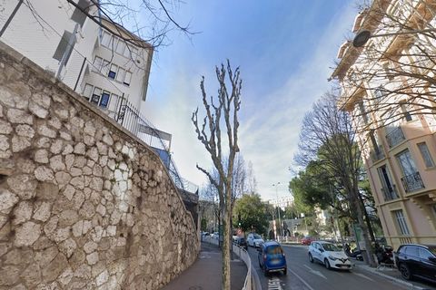 Ce charmant studio de 37 mètres carrés est situé dans le quartier animé de Cimiez, offrant un refuge paisible à seulement 500 mètres du musée national Marc Chagall. Idéal pour un couple, le studio comprend un espace de vie confortable avec un canapé ...