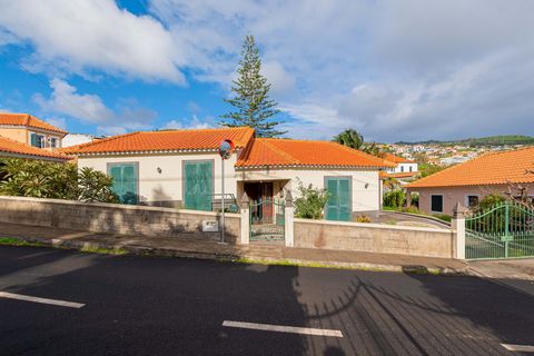 Chalet de 3 dormitorios situado en el solar de Bemposta en Água de Pena. Esta magnífica villa de una sola planta cuenta con tres dormitorios, dos baños, cocina equipada, lavadero, garaje y jardín en la zona exterior. Bien ubicado y muy práctico para ...