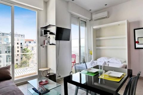 Ce charmant appartement climatisé de 23 m² est situé à seulement 5 minutes à pied de la Promenade des Anglais et de la plage, ce qui en fait un refuge idéal pour deux personnes. Situé au 5ème étage d'un immeuble avec ascenseur, l'appartement offre un...