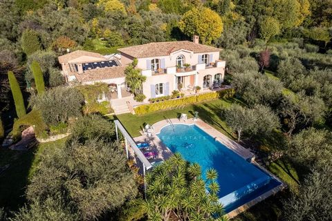 Gelegen in het achterland van Cannes, in het hart van een olijfgaard van 5000 m², elegant pand bestaande uit een hoofdvilla met een totale oppervlakte van ongeveer 400 m² met zijn dubbele garage, zijn pension van 70 m², zijn zonnige terrassen en zijn...