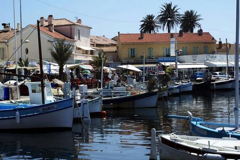 Apartamento confortablemente renovado en una bonita residencia con piscina y aparcamiento privado cerca de la playa de Cros au Brusc (7 minutos a pie), de las tiendas, de los restaurantes y del puerto: salida del barco para ir a la isla de Embiez. Ap...