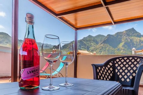 Cette charmante maison à Buenavista del Norte, Tenerife, offre le mélange parfait de confort et de détente. Il dispose de 2 chambres et de 2 salles de bains, offrant suffisamment d'espace pour les familles ou les petits groupes. La propriété accepte ...