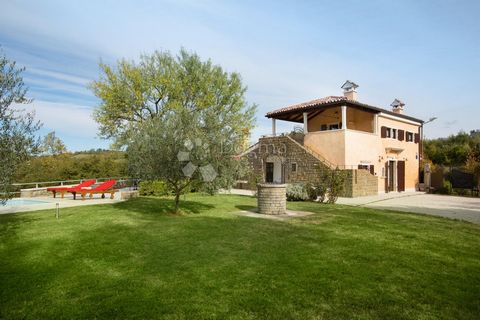 VILLA MIT SCHWIMMBAD UND GROSSEM GARTEN, SCHÖNE AUSSICHT Zum Verkauf steht eine voll ausgestattete freistehende ländliche Villa für 4 Personen. Liegt in der Nähe von Momjan auf einem Hügel mit schöner Aussicht. - Zwei Doppelzimmer - Panoramaterrasse ...