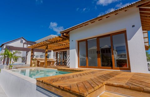 Villa am Wasser mit 5 Schlafzimmern in Mahogany Bay, Bootsrutsche und privatem Pool. Es ist 2.927 m² groß, verfügt über eine große Decksfläche von 548 m² und einen privaten Pool mit Blick auf den Kanal. Es gibt 5 Schlafzimmer mit drei Schlafzimmern, ...