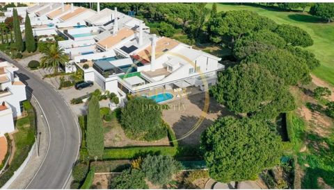 Fantástica Moradia Geminada T6 com vista para o golfe em Vilamoura. Totalmente remodelada em 2017, esta moradia é composta por uma ampla sala de estar e jantar com acesso à piscina, cozinha equipada, seis quartos, cinco dos quais em suíte e duas casa...