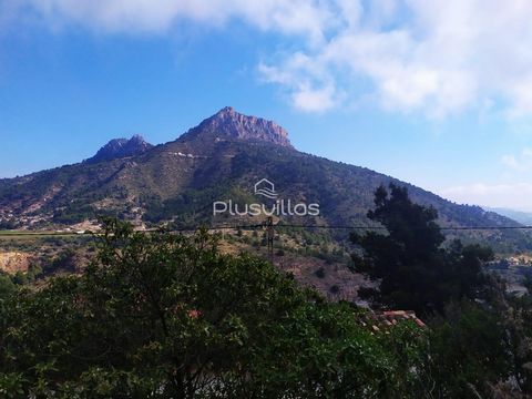 Grundstück von 600 m2 in Maryvilla in Calpe gelegen. Es ist ein Grundstück mit Hanglage und mit freier Aussicht. LAGE: Das Grundstück liegt 5 km vom ARENAL Strand von Calpe entfernt. Es ist auch 5 km vom Zentrum und alle Annehmlichkeiten wie Geschäft...