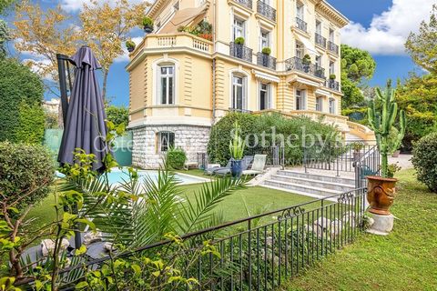 In einer prestigeträchtigen Villa im Herzen von Cimiez, die die Eleganz der Belle-Époque-Architektur mit modernem Komfort verbindet, bietet Côte d'Azur Sotheby's International Realty diese außergewöhnliche 300 m² große Maisonette-Wohnung mit 6 Zimmer...