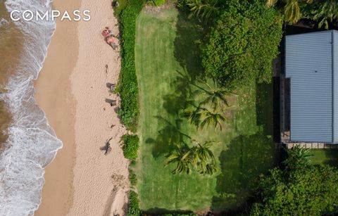 Erleben Sie den Höhepunkt des Lebens am Strand mit diesem seltenen Anwesen am Meer in Paia Town, einem Juwel der Nordküste von Maui. Dieser Rückzugsort befindet sich auf einem weitläufigen, 28.000 Quadratmeter großen tropischen Anwesen und bietet dir...