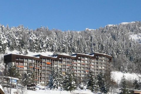 Cet appartement chaleureux de 64 m² est idéalement situé au pied des pistes de ski alpin, offrant un accès direct aux aventures extérieures en toutes saisons. La propriété comprend deux chambres, une avec deux lits simples et des lits superposés et u...