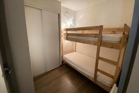 Apartament BOIS DE MARIE położony w górnej części wioski, dla 8 osób, na 3. piętrze z windą, od strony południowej z widokiem na wioskę i góry: • Dwie dwuosobowe sypialnie z łóżkiem 160 cm i małą kołdrą 90 cm • Dwa pokoje w kabinach z łóżkami piętrow...