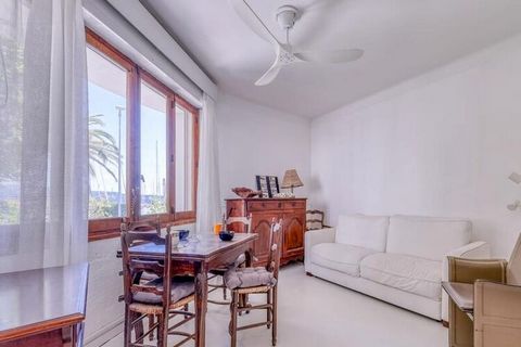 Goditi un ambiente idilliaco in questo 40 m² à Bandol, con la sua terrazza affacciata sul porto e sul mare, perfetta per ospitare fino a 100 persone. 4 persone. Questo affascinante 40 m² l'appartamento, situato al piano terra, comprende: - una terraz...