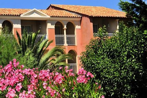 Fermez les yeux. Vous êtes installé confortablement sur votre terrasse et vous partagez agréable moment avec vos proches, à l'ombre des palmiers, dans le sud de la France. C'est si bon d'être en vacances! Situata a 2 km dal villaggio di Giens, la Rés...