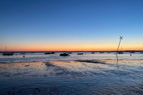 In der charmanten Stadt Arcachon bietet dieses komplett renovierte Apartment mit 2 Schlafzimmern einen perfekten Ausgangspunkt für einen unvergesslichen Urlaub. Dank der idealen Lage, nur 200 Meter vom Strand entfernt und in der Nähe lokaler Geschäft...