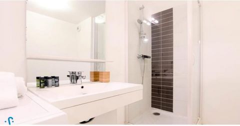 Este apartamento de 42 m² en el vibrante distrito Bassins à Flot de Burdeos ofrece una combinación perfecta de confort moderno y encanto auténtico, ideal para hasta 4 personas. Ubicado en el segundo piso de una residencia segura, el apartamento cuent...