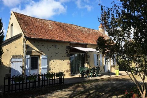 Antico casale indipendente, completamente ristrutturato, circondato da prati e vista sul bocage borbonese. Piano terra: cucina, soggiorno, 1 camera da letto (1 letto matrimoniale), bagno (doccia), WC separato. Piano: 1 camera da letto (1 letto matrim...