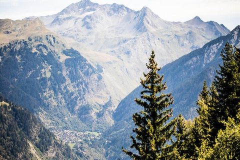 Uw vakantiewoning bevindt zich in de Résidence Les Brigues. Het ligt in Courchevel 1550 en bestaat uit twee onderling verbonden chalets, waarvan de architectuur perfect opgaat in het omringende landschap. In de winter biedt de Residence een ski-in/sk...