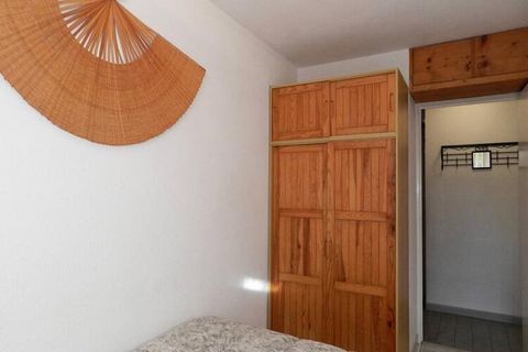 Ten apartament wakacyjny położony jest na parterze, blisko plaży i sklepów, w rezydencji „Côte d'Azur 5” w przyjaznej rodzinom dzielnicy La Favière. Ten przyjemny apartament oferuje balkon od strony południowo-zachodniej, klimatyzowany salon z rozkła...