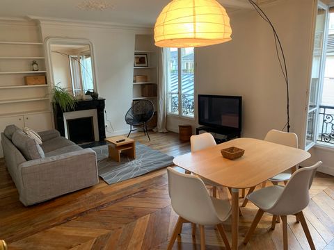 Magnificent apartment in absolute calm, located on the fifth floor (no elevator) in the prestigious rue Milton. Just steps away from the famous rue des Martyrs and in close proximity to the Notre-Dame de Lorette church, this apartment enjoys a prime ...