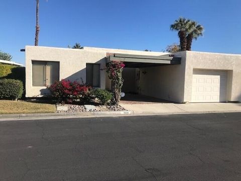 Modernes Haus in der Wohnanlage Tahquitz Creek Villas im Süden von Palm Springs. Diese schöne Wohnung bietet 1652 Quadratmeter mit 3 Schlafzimmern und 2 Bädern. Das Hauptschlafzimmer verfügt über einen begehbaren Kleiderschrank. Das Greatroom bietet ...