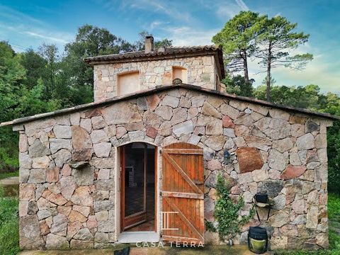 'AVRETA', gelegen in de buurt van Porto-Vecchio, is een oud huis van 160 m2 op 2 niveaus, gebouwd op een stuk grond met een oppervlakte van 2.230 m2. De dominante positie van het huis biedt een prachtig uitzicht over de bergen. Op de begane grond van...