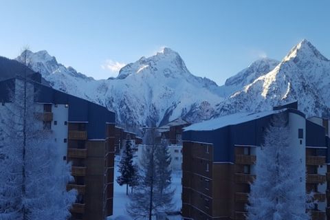 Ce studio, situé dans le quartier de Venosc en Isère, est proche des commerces et à seulement vingt mètres du téléphérique du Diable. Il accueille confortablement jusqu'à quatre personnes grâce à un canapé lit gigogne pour deux personnes et un espace...