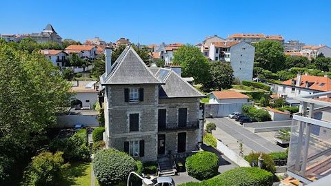 BIARRITZ - CENTRE, au calme. Idéalement situé à deux pas du Jardin Public, proche des commerces et de la Grande Plage, ce grand F2 traversant de 61,63 m2 (possibilité F3 - projet à disposition) est en cours de rénovation (peintures, parquets...) Situ...