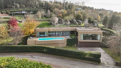 POSTEN SIE NICHT IN SOZIALEN MEDIEN! Luxuriöse einstöckige Villa in der privilegierten Gegend der Stadt Guimarães, in der Gemeinde Costa. Das Hotel liegt auf einem Grundstück von 2.191 m² mit hervorragender Sonneneinstrahlung und Blick auf die Stadt....