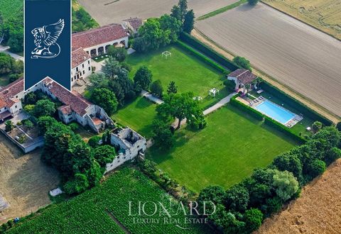 This wonderful estate of noble historical origins is for sale, on the outskirts of Vicenza, close to Padua and Verona. This prestigious property, a majestic and well-preserved complex dating back to 1544, is surrounded by 20,000 sqm of grounds, home ...