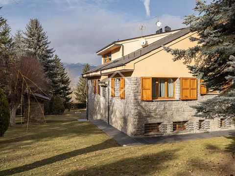 Discover this wonderful three-storey property in the charming town of Alp. Recently renovated, this house is in impeccable condition, ready for you to enjoy from the first moment. With top-quality construction materials, every corner has been designe...