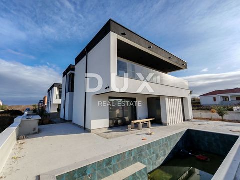 Location: Zadarska županija, Privlaka, Privlaka. ZADAR, PRIVLAKA - Elegantes Haus 110 Meter vom Strand entfernt! Neubau! A. Eine moderne Villa zum Verkauf, nur 110 Meter vom Strand entfernt, die eine Kombination aus Luxus, Komfort und einem wundersch...