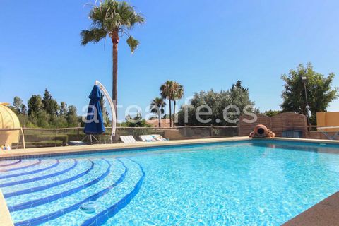 Villa of 240 m² , located on a large plot of 2,200 m² in the quiet area of El Cautivador , in La Nucía . Located just 5-10 minutes drive from the beach, La Nucía or Altea, where you will find all amenities. The property is distributed over one floor ...