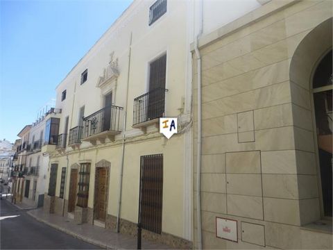 Deze ruime 370m2 grote 5 slaapkamer, 2 badkamer townhouse is gelegen in de gewilde stad Luque in de provincie Cordoba in Andalusië, Spanje. Deze substantiële woning op een royaal perceel van 322m2 wordt gedeeltelijk gemeubileerd verkocht en is klaar ...