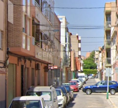 Propiedad en Venta Ubicación: Esta propiedad de 64 m² construidos se encuentra en el Puerto de Sagunto. Ocupada por Terceros: Actualmente, la propiedad está ocupada y no es posible visitarla. Responsabilidad del Comprador: El comprador se encargará d...