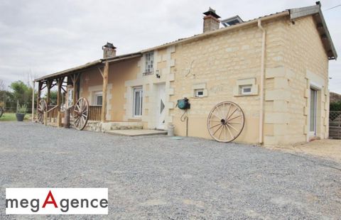 Magnifique longère édifiée sur un terrain clos de 2700 m², située au calme dans un hameau du nord des Deux Sèvres entre DOUÉ LA FONTAINE et THOUARS. La maison se compose au rez de chaussée d'un grand espace vie de 41 m² (cuisine aménagée/séjour/salon...