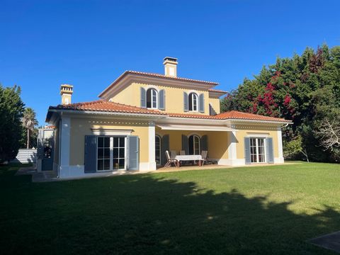 4+1 bedroom villa, in Quinta da Bicuda with an ample garden and swimming pool. Located in a very quiet square, this magnificent house (practically ground floor) is inserted in a lot with 1.400 sqm and about 450 sqm of construction. With an excellent ...