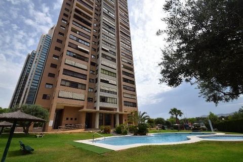 Cozy apartment with fantastic sea views located in a central area of Benidorm. Distributed in 4 bedrooms, 2 bathrooms, large living room, kitchen and private garage. In the urbainzación in which it is located you can enjoy a communal pool, playground...