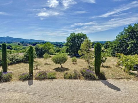 In the heart of the southern Luberon, only 5 minutes by car from the famous village of Lourmarin, and a few minutes walk from the center of Cadenet, beautiful property of 3300 m2 with exceptional views of the Durance plain. The house of 160 m2 of liv...