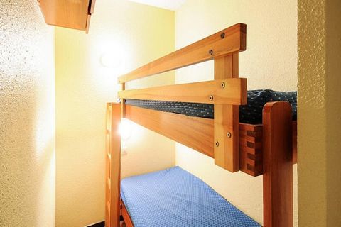 Cet appartement spacieux offre un séjour confortable pour jusqu'à 6 personnes avec 2 chambres, dont un lit double dans la première chambre et 2 lits simples superposés dans la seconde. Le salon est équipé d'un canapé-lit et d'un lit gigogne pour un e...