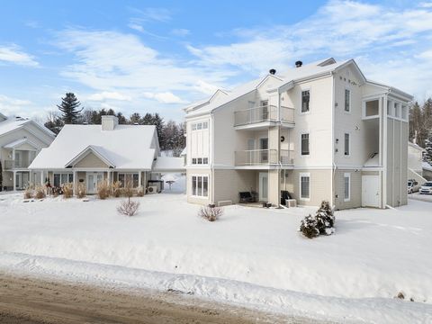 Schöne Eigentumswohnung mit Zugang zum Lake Memphremagog. Das Hotel liegt im Erdgeschoss mit 2 Schlafzimmern und 2 Bädern. Offene Küche, Wohnzimmer und Esszimmer. Gaskamin im Wohnzimmer. Betonbalkon im Freien. Erstklassige Lage! In der Nähe des Plage...