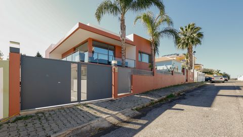 Villa de 330 m² situado cerca de Vila da Fuzeta, sótano con varias opciones de uso, garaje caja con espacio para 3 coches más, puertas eléctricas, alarma, cargador para coches eléctricos, jardín y zona de ocio con barbacoa, piscina de agua salada de ...